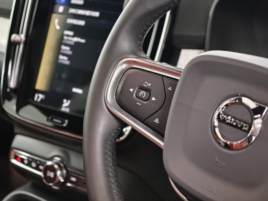 XC40 T4 MOMENTUM - Image 9